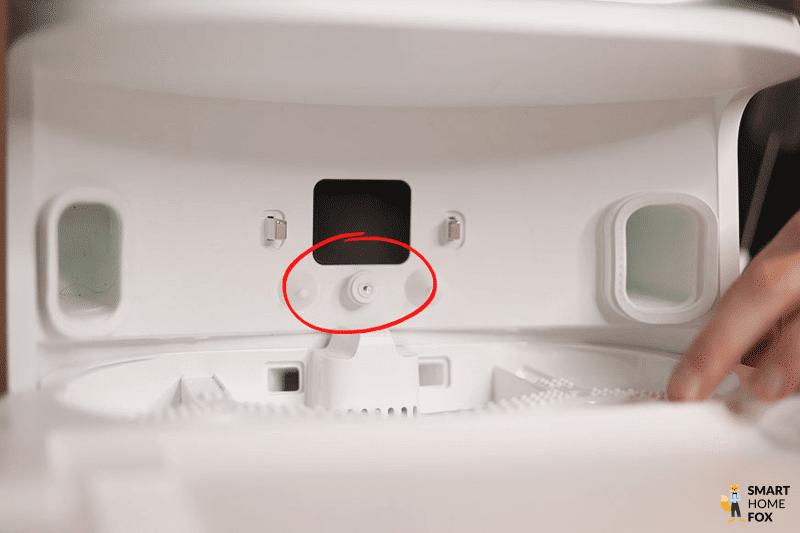 Water outlet for refilling the mobile water tank of the Dreame L10s Ultra can be seen.